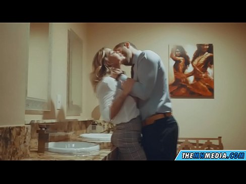 ❤️ Том биетэй шаргал үст таныг нийтийн бие засах газар уруу татах үед Порно mn.niceporn-tv.ru ️❤